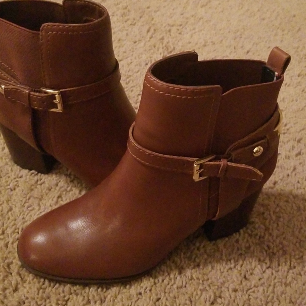 TOMMY HILFIGER  ANKLE BOOTS..